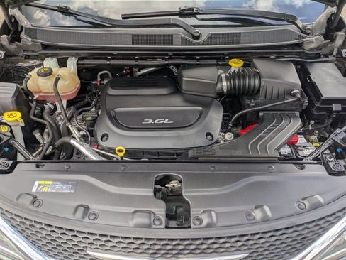 Used 2018 Chrysler Pacifica Touring Plus w/ Tire & Wheel Group image 20