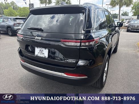 Used 2025 Jeep Grand Cherokee Laredo RWD image 4