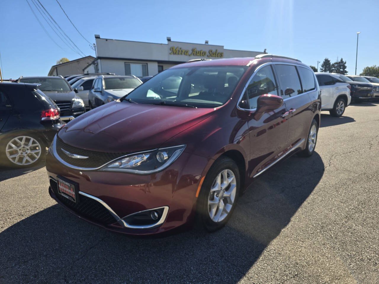 Used 2017 Chrysler Pacifica Touring-L w/ Tire & Wheel Group FWD image 2