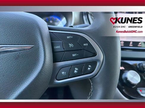 Used 2024 Chrysler Pacifica Touring-L image 28