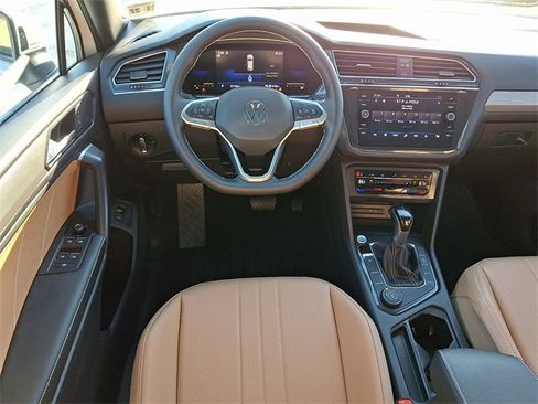 Used 2022 Volkswagen Tiguan SE image 11