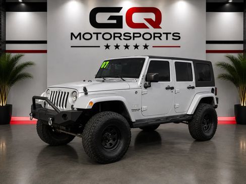 Used 2007 Jeep Wrangler Unlimited Sahara w/ Dual Top Group AWD/4WD image 3