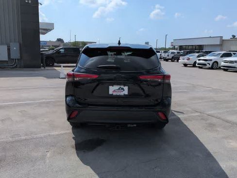 Used 2023 Toyota Highlander LE FWD image 7