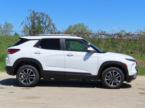 New 2026 Chevrolet TrailBlazer LT w/ LT Cold Weather Package AWD/4WD image 2