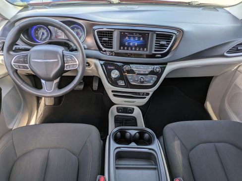 Used 2018 Chrysler Pacifica Touring Plus w/ Tire & Wheel Group FWD image 14