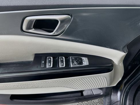 Used 2024 Kia Carnival LX image 15