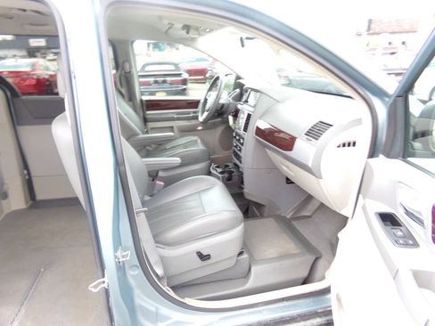 Used 2010 Chrysler Town & Country Touring FWD image 22