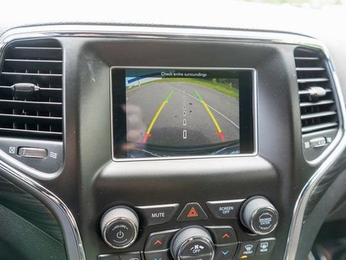 Used 2020 Jeep Grand Cherokee Laredo AWD/4WD image 23