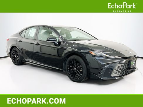 Used 2025 Toyota Camry SE FWD image 1