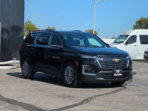 Used 2023 Chevrolet Traverse LT FWD image 2