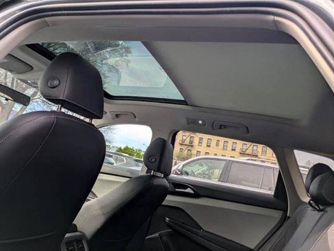 Used 2022 Volkswagen Taos SE image 12