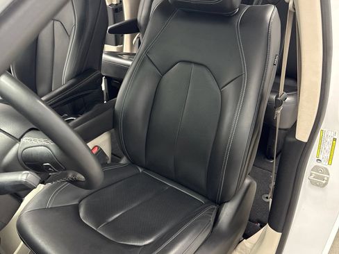 Used 2024 Chrysler Pacifica Touring-L FWD image 8