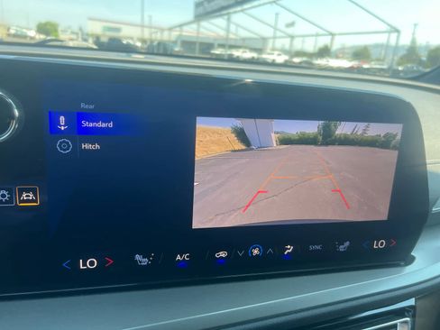 Used 2025 Chevrolet Traverse LT image 21