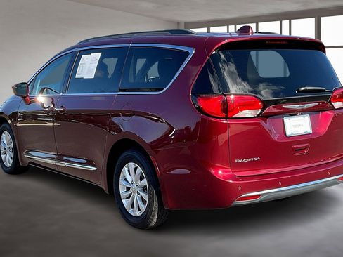 Used 2017 Chrysler Pacifica Touring-L image 4