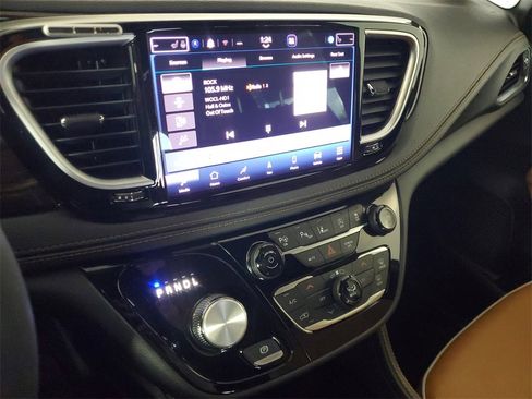 Used 2023 Chrysler Pacifica Pinnacle w/ Trailer Tow Group image 19