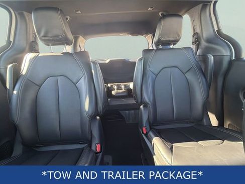Used 2024 Chrysler Pacifica Select image 18