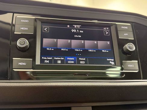 Used 2024 Volkswagen Jetta SE FWD image 18