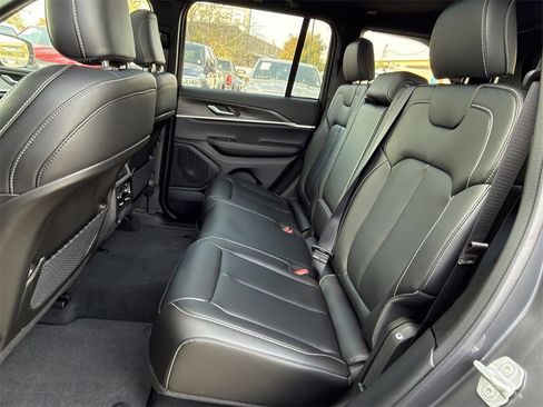 New 2025 Jeep Grand Cherokee Limited w/ Black Appearance Package image 21