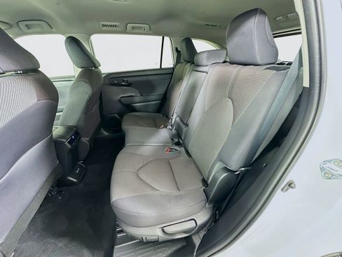 Used 2022 Toyota Highlander LE FWD image 23