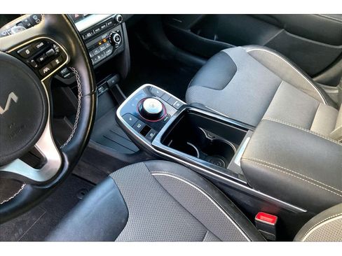 Used 2022 Kia Niro EX image 17