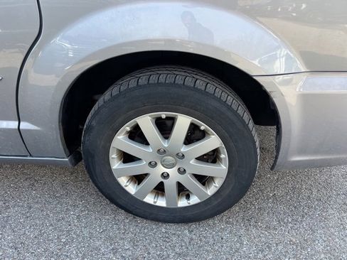 Used 2015 Chrysler Town & Country Touring image 5