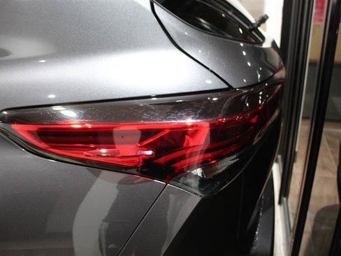 Used 2021 Toyota Highlander XLE AWD/4WD image 11