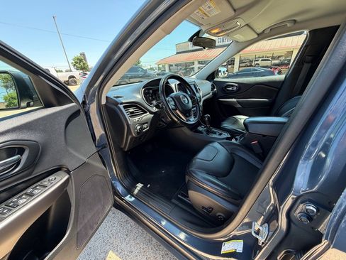 Used 2019 Jeep Cherokee Latitude Plus FWD image 13