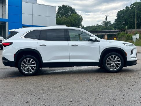 Used 2025 Buick Enclave Preferred FWD image 2