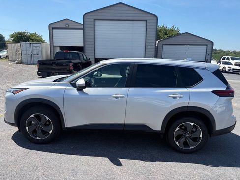 Used 2025 Nissan Rogue SV FWD image 8