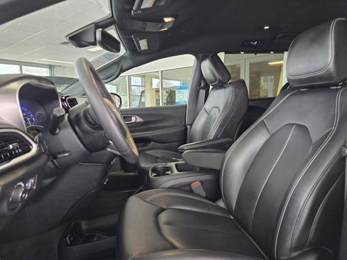 Used 2025 Chrysler Pacifica Select image 22