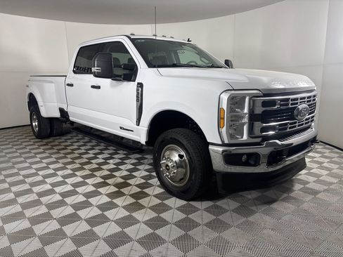 Used 2024 Ford F350 XLT image 3