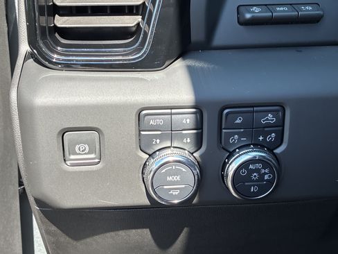 Used 2025 GMC Sierra 1500 AT4 w/ AT4 Premium Package AWD/4WD image 36
