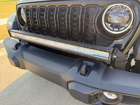 Used 2025 Jeep Gladiator Sport AWD/4WD image 9