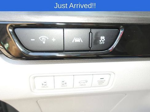 Used 2024 Kia Carnival EX FWD image 17
