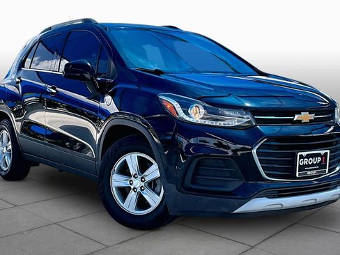 Used 2020 Chevrolet Trax LT w/ LT Convenience Package FWD image 3