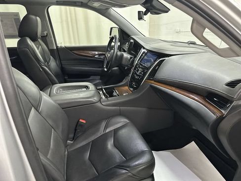 Used 2020 Cadillac Escalade Premium Luxury AWD/4WD image 18