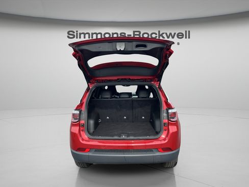 Used 2025 Jeep Compass Latitude AWD/4WD image 9