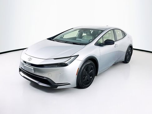 Used 2025 Toyota Prius LE image 3