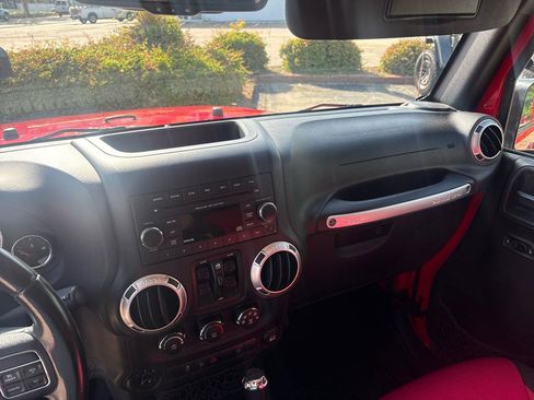 Used 2018 Jeep Wrangler Unlimited Sahara image 17