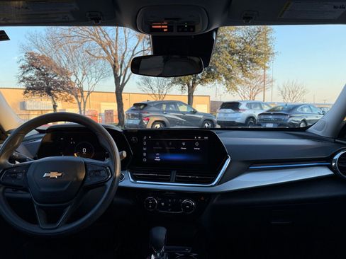 Used 2025 Chevrolet Trax LT image 33