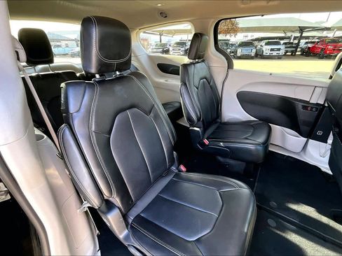 Certified 2024 Chrysler Pacifica Touring-L image 19