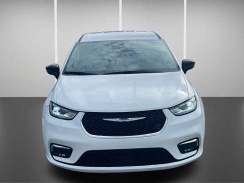Used 2024 Chrysler Pacifica Touring-L FWD image 2