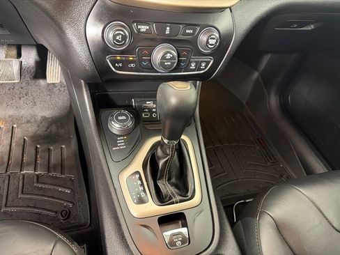 Used 2018 Jeep Cherokee Limited AWD/4WD image 18
