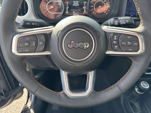Used 2025 Jeep Wrangler Sahara image 26