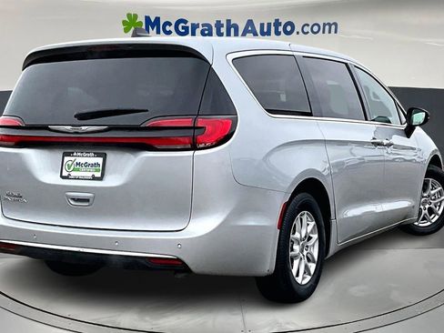 Used 2024 Chrysler Pacifica Touring-L image 6