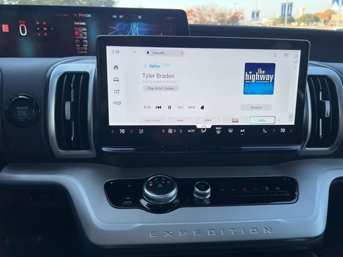 New 2025 Ford Expedition Active image 22