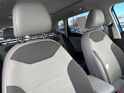 Certified 2023 Volkswagen Taos SE w/ Panoramic Sunroof Package image 13