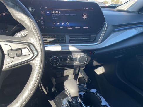 Used 2025 Chevrolet Trax LT image 17