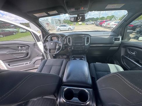 Used 2018 Nissan Titan SV w/ SV Convenience Package image 15