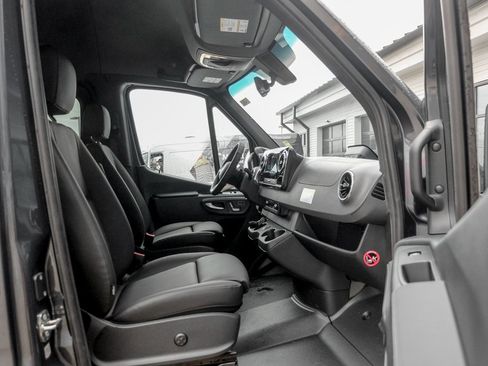 Used 2025 Mercedes-Benz Sprinter 2500 image 24